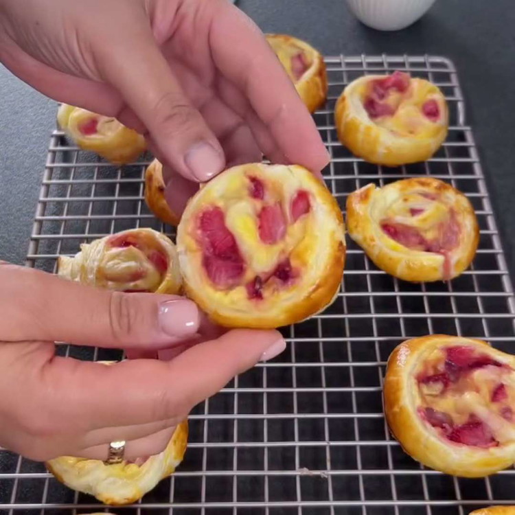 Image of Deja enfriar completamente el Pastelito de Fresa y espolvorea con azúcar en polvo.