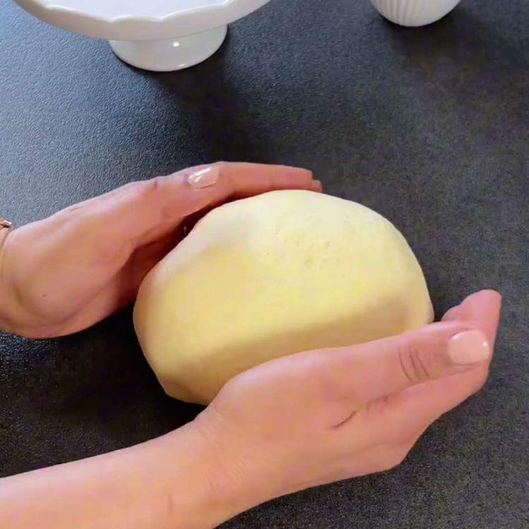 Image of Transferați aluatul pe o suprafață ușor înfăinată și frământați-l pe...