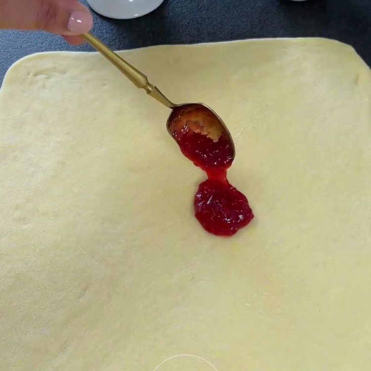 Image of Întindeți aluatul într-un dreptunghi subțire și tăiați-l în aproximativ 12...