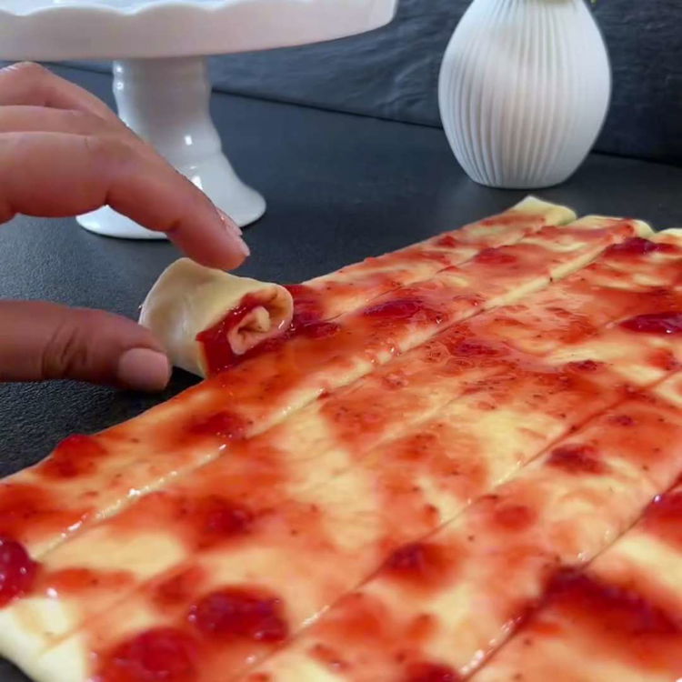 Image of Puneți rulourile formate pe o tavă de copt tapetată cu...