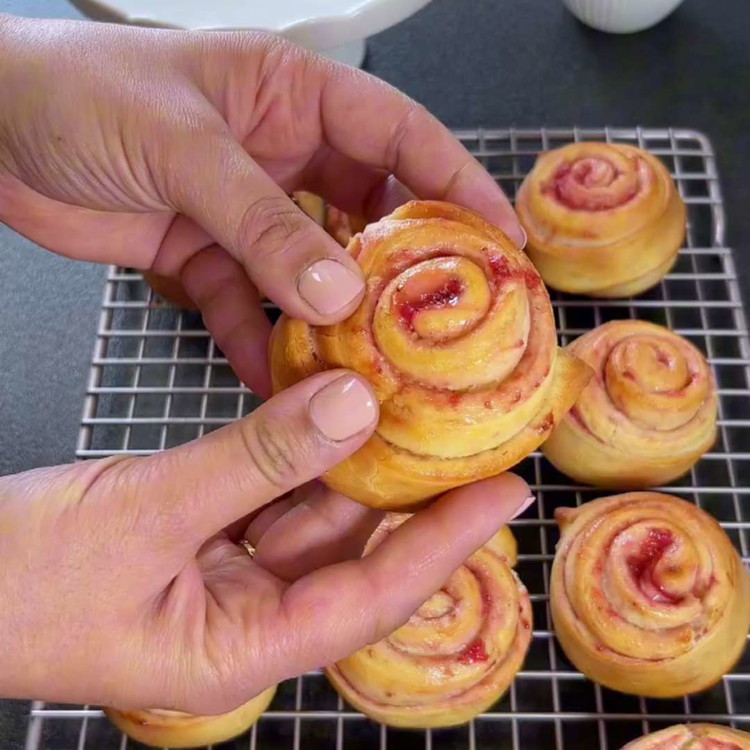 Image of Unta los rollos tibios con mantequilla blanda. Déjalos enfriar ligeramente y luego espolvorea generosamente con azúcar glas.