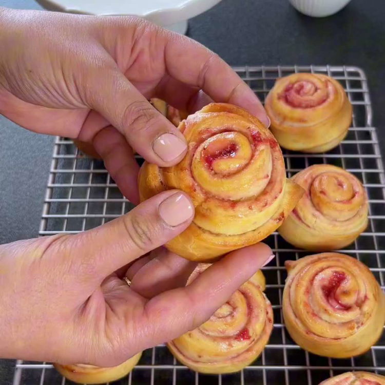 Image of Ungheți rulourile calde cu unt moale. Lăsați-le să se răcească...