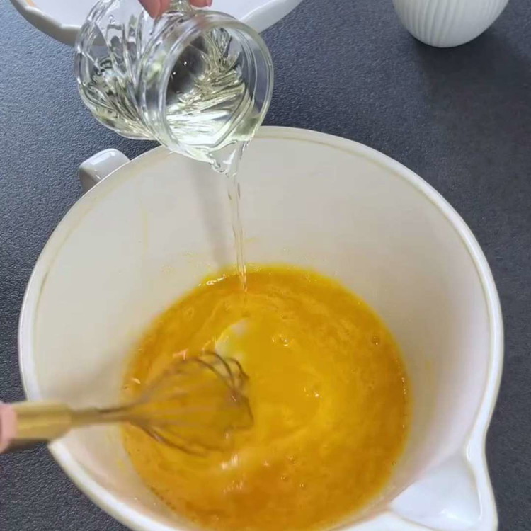 Image of I en skål, kombinera vetemjöl, bakpulver, kanel och salt.