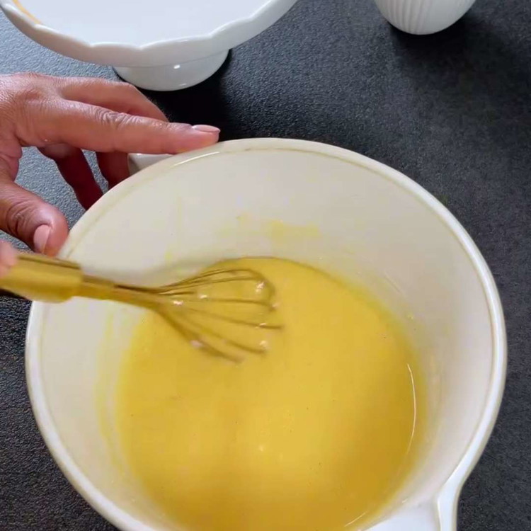Image of I en stor skål, vispa ägget lätt. Tillsätt socker, vegetabilisk olja, yoghurt och vaniljextrakt, och blanda väl.