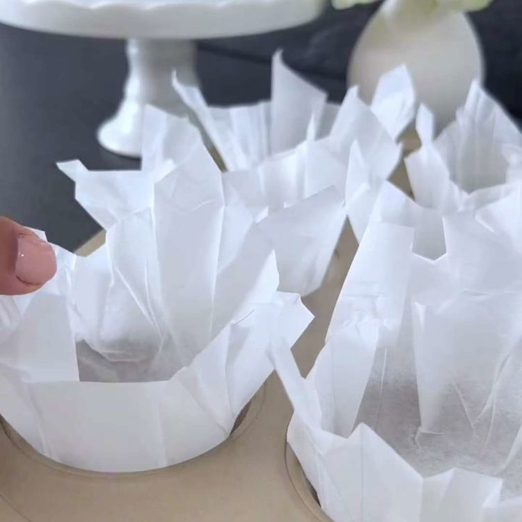 Image of Împărțiți aluatul uniform între cele 6 forme de brioșe.