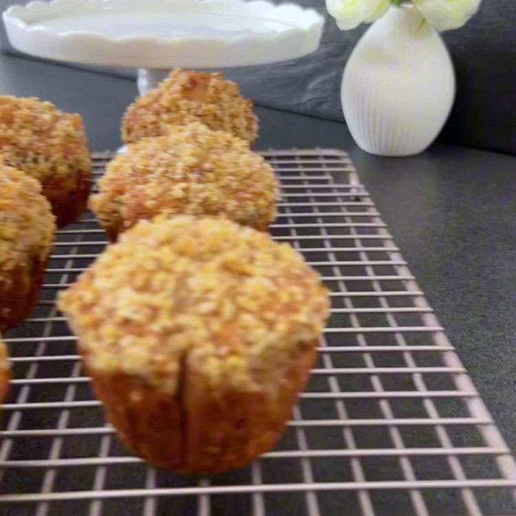 Image of Grädda muffinsen i den förvärmda ugnen i cirka 20-25 minuter, tills de är gyllenbruna och en tandpetare som sticks in i mitten kommer ut ren.