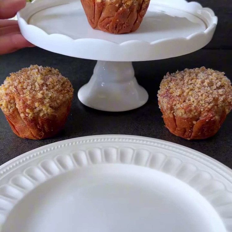 Image of Ta ut muffinsen ur ugnen och låt dem svalna i formen i 5 minuter. Flytta dem sedan till ett galler för att svalna helt.