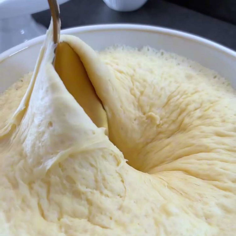 Image of Într-un bol, combină făina, amestecul de drojdie activată, zahărul rămas,...