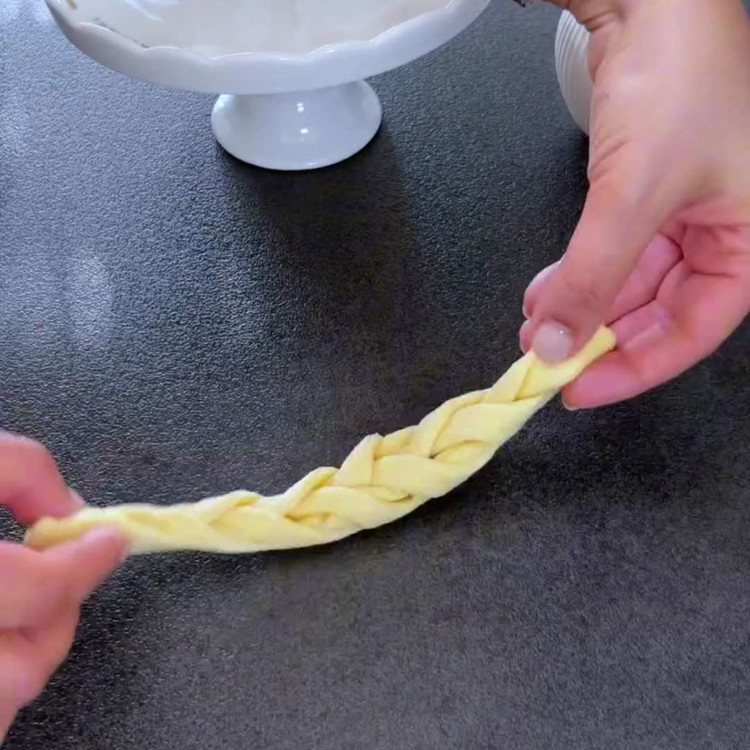 Image of Spennella con il composto di tuorlo d'uovo e latte sbattuto. Cuoci in forno preriscaldato a 180 gradi Celsius per circa 20 minuti o fino a doratura.