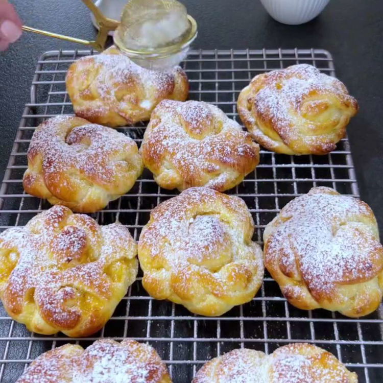 Image of Frământă ușor aluatul crescut și împarte-l în 10 bile de...