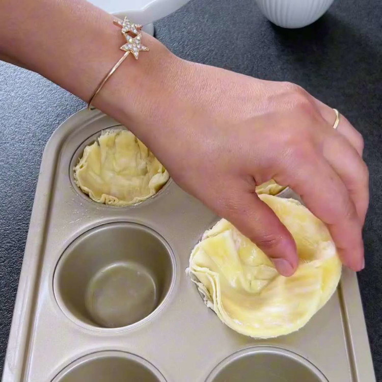 Image of Yığılmış yufkayı altı eşit boyutta daire veya kare şeklinde kesin, her biri muffin kalıbının boyutunda olsun.