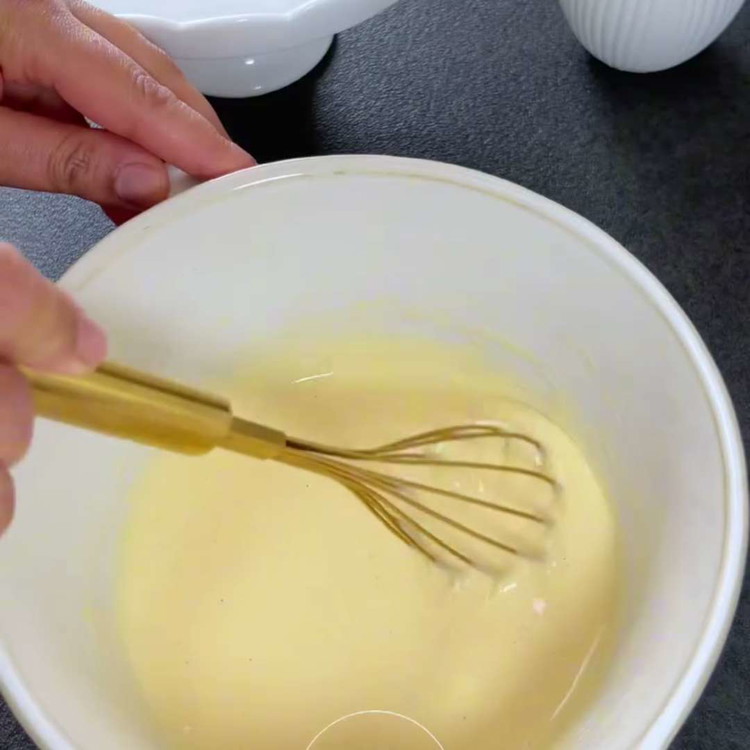 Image of Küçük bir kasede, toz antep fıstığını, pudra şekerini ve eritilmiş tereyağını karıştırın. Bu karışımı muffin kalıplarındaki yufkaların üzerine eşit şekilde yayın.