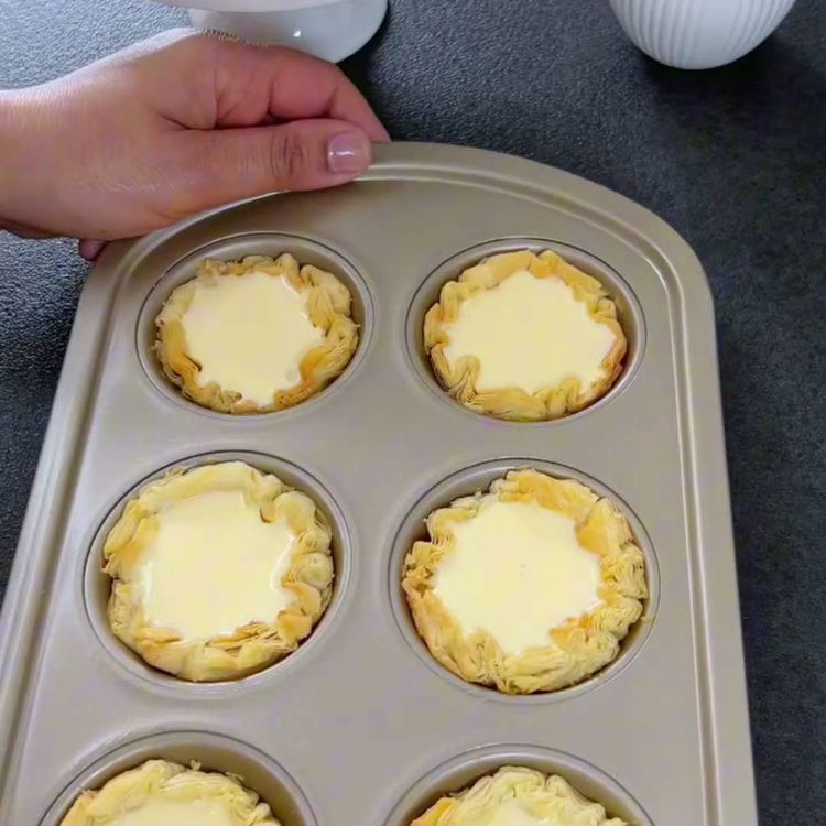 Image of Después de precocinar, vierte el relleno de queso sobre la...