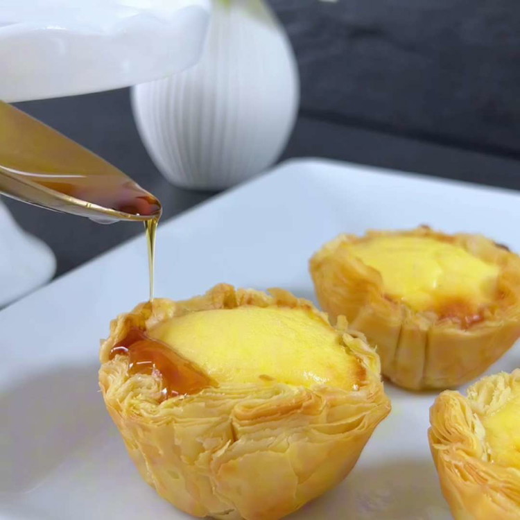 Image of Fırından çıkarın ve tamamen soğumasını bekleyin. Ardından, tarteletlerin kenarlarına akçaağaç şurubu dökün.