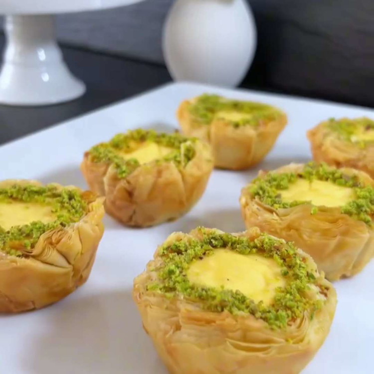 Image of Tarteletleri doğranmış veya toz haline getirilmiş antep fıstığı ile serpin.