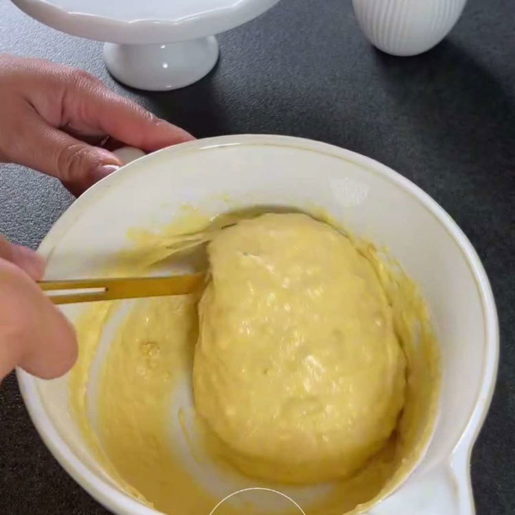 Image of Başka bir kasede un, şeker, kabartma tozu ve tuzu birleştirin.