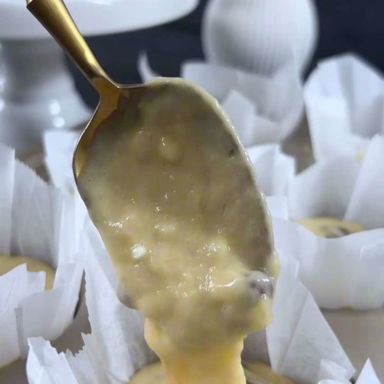 Image of Hamuru hazırlanan muffin kaplarına eşit olarak dağıtın, her birini yaklaşık...