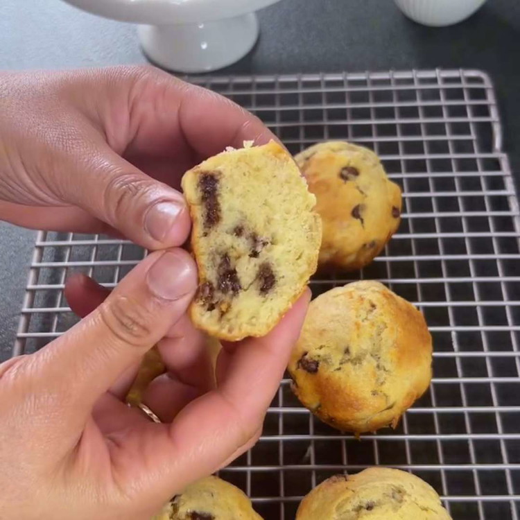 Image of Hornea los muffins en el horno precalentado durante unos 18-20 minutos, o hasta que estén dorados y un palillo insertado en el centro de un muffin salga limpio.