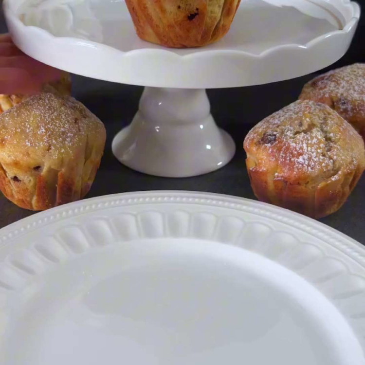 Image of Retira los muffins del horno y déjalos enfriar ligeramente antes de espolvorearlos con azúcar glas antes de servir.