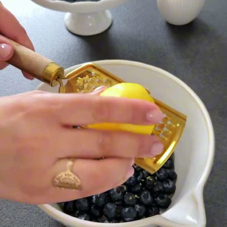 Image of Într-o tigaie, amestecați afinele, zahărul, coaja de lămâie și sucul...