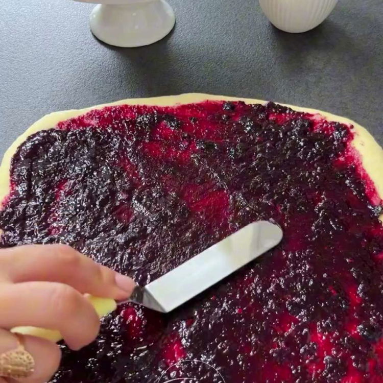 Image of Întindeți uniform gemul de afine răcit pe aluat.