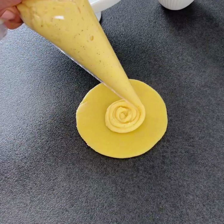 Image of Întindeți un strat subțire din amestecul de budincă în centrul...