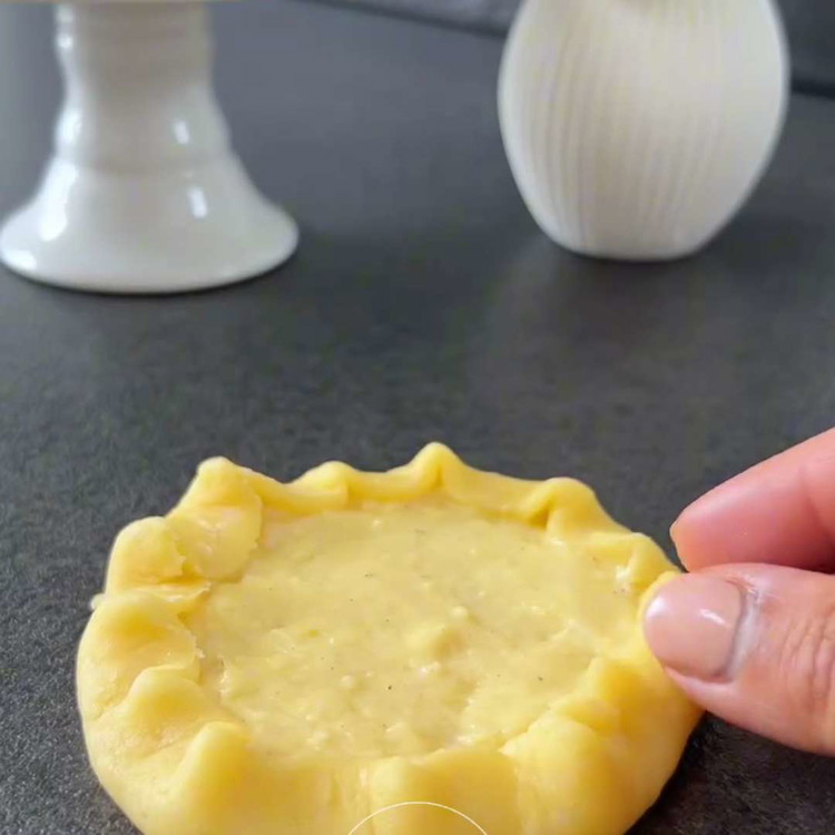 Image of Piega i bordi delle galette sopra il ripieno, formando una forma rustica.