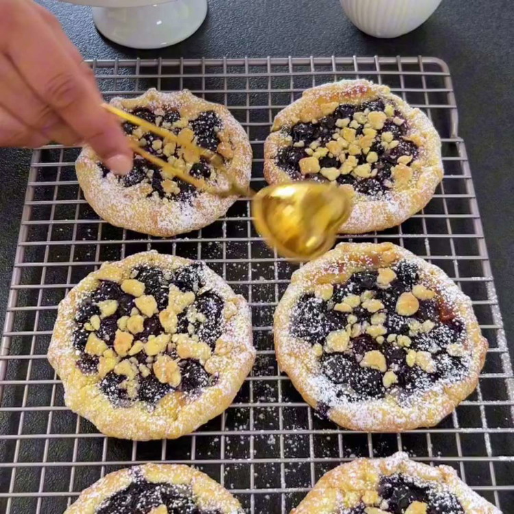 Image of Cuoci le galette nel forno preriscaldato per 20-25 minuti, o fino a doratura.