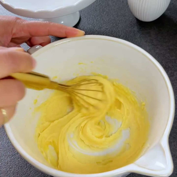 Image of Aggiungi la farina tutta in una volta e mescola fino a quando l'impasto si stacca dal fondo della pentola.