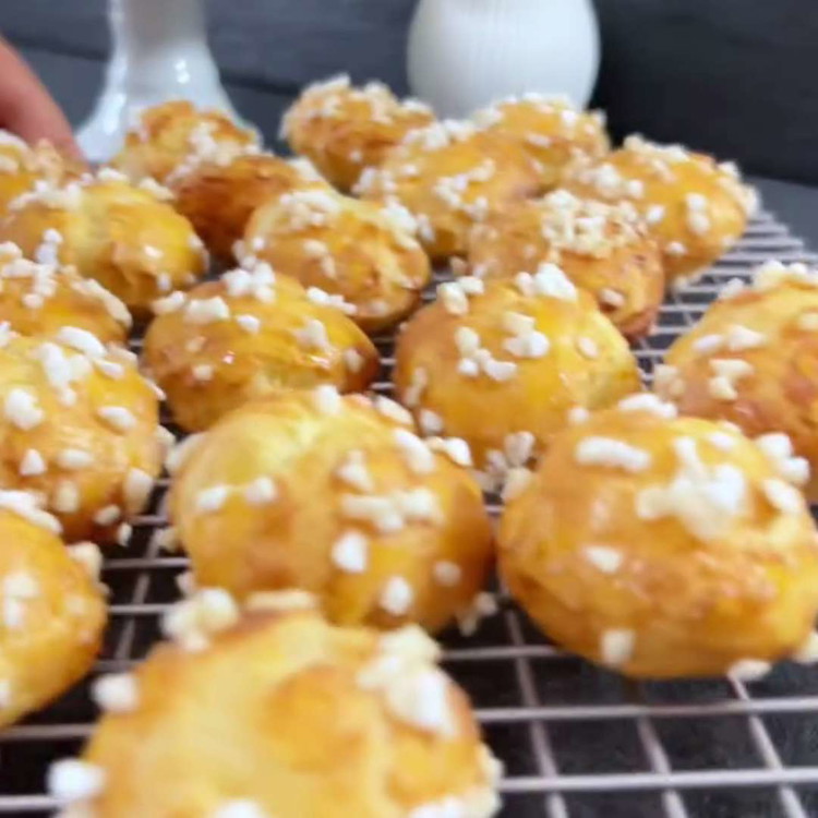 Image of Dopo la cottura, spegni il forno, aspetta 5 minuti, quindi infila un cucchiaio di legno nella porta del forno per permettere alle Chouquettes di raffreddarsi lentamente e mantenere la loro forma. Lasciale raffreddare completamente.