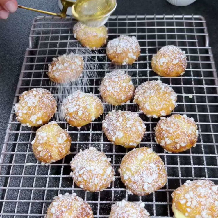 Image of Chouquettes'i hazırlanan Diplomat Kreması ile doldurun. Chouquettes'i pudra şekeri ile...