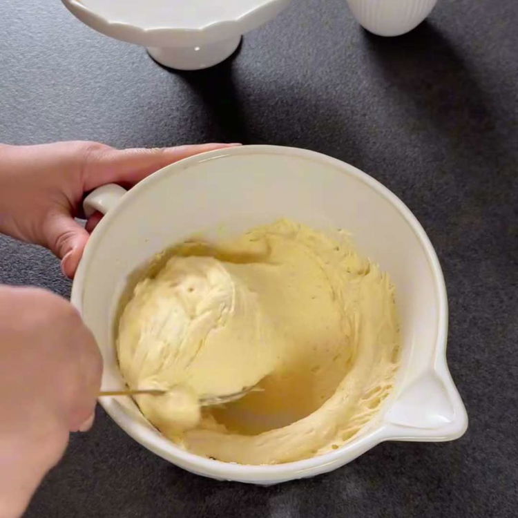 Image of Esmer şeker, tarçın, un ve eritilmiş tereyağını birleştirerek sürülebilir bir...