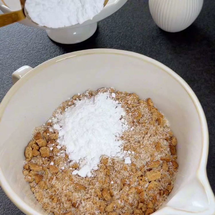 Image of In una ciotola, mescola i biscotti sbriciolati con latte di...