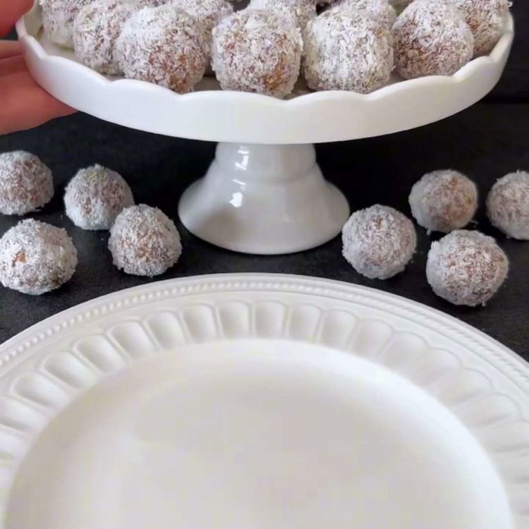 Image of Goditi queste deliziose palline di cocco come un dolce semplice...