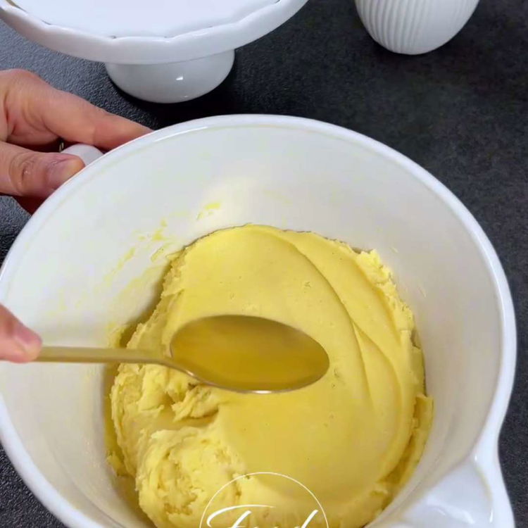 Image of Incorporez l'œuf et mélangez soigneusement jusqu'à ce que tout soit...