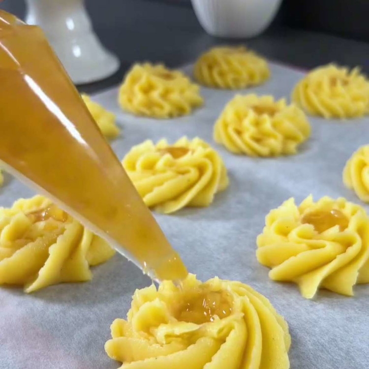 Image of Erstellen Sie eine kleine Vertiefung in der Mitte jedes Kekses und füllen Sie sie mit Ingwer-Marmelade für einen zusätzlichen Geschmackskick.