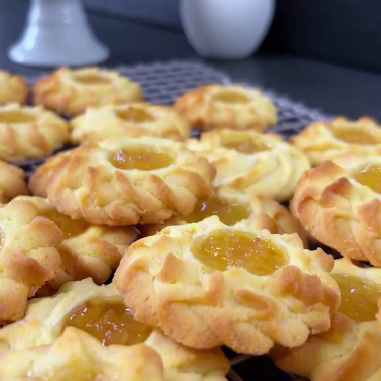 Image of Backen Sie die Kekse im vorgeheizten Ofen etwa 20 Minuten lang oder bis sie eine hellgoldene Farbe annehmen.