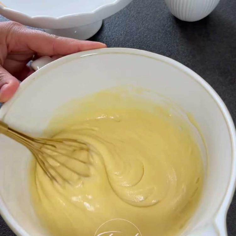 Image of In un'altra ciotola, sbatti insieme l'uovo, lo zucchero, l'olio di girasole, il latte e l'estratto di vaniglia.