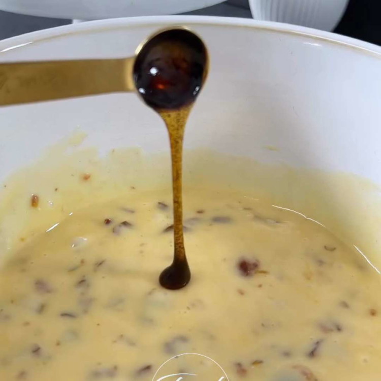 Image of Aggiungi gli ingredienti umidi a quelli secchi e mescola fino a ottenere un impasto liscio.