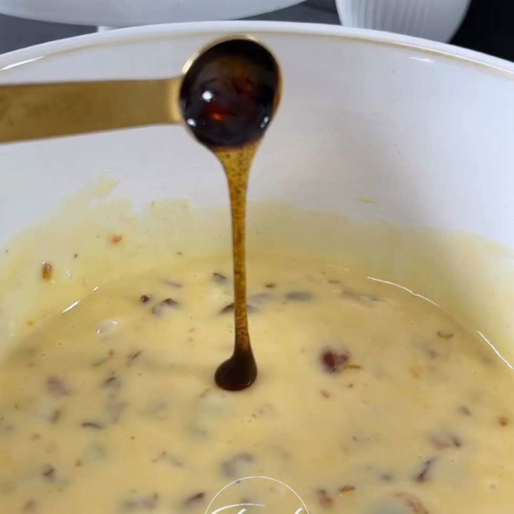 Image of Adaugă ingredientele umede la cele uscate și amestecă până obții...