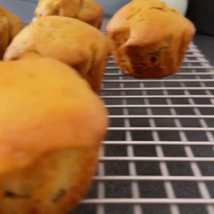 Image of Cuoci i muffin per circa 15-20 minuti o fino a quando non sono dorati e uno stecchino inserito al centro esce pulito.