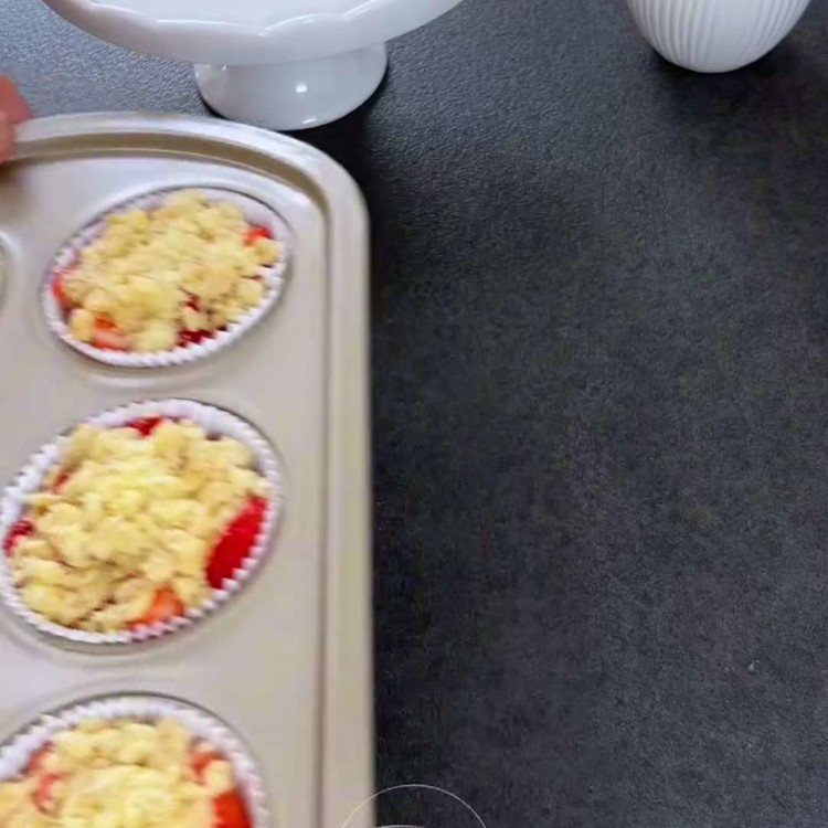 Image of Backen Sie die Erdbeer-Crumble im vorgeheizten Ofen etwa 30 Minuten lang oder bis die Streusel goldbraun und die Erdbeeren zart sind.