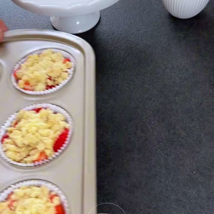 Image of Coaceți Crumble-urile cu Căpșuni în cuptorul preîncălzit timp de aproximativ...