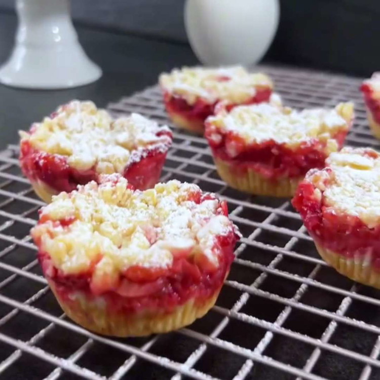 Image of Lassen Sie die Erdbeer-Crumble abkühlen, bevor Sie sie vorsichtig aus den Muffinförmchen nehmen.