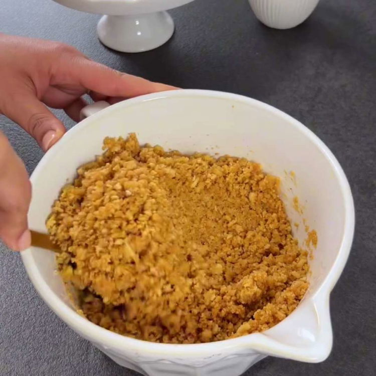 Image of Spread the quark-blackberry mixture over the chilled cookie base and...