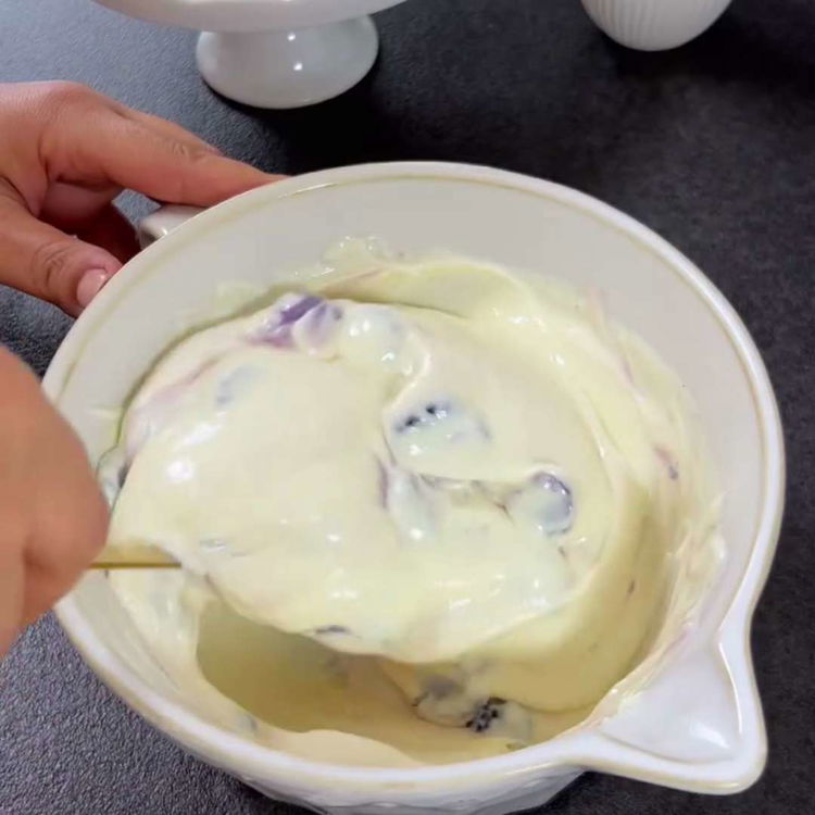 Image of Böğürtlenleri nazikçe quark karışımına katın.