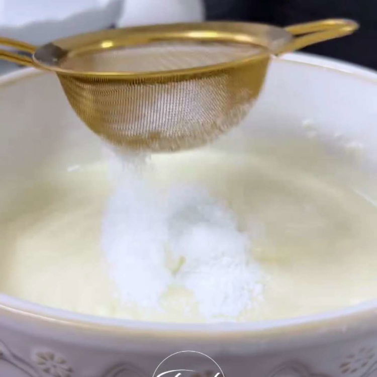 Image of Bir kasede quark, şeker, vanilya özütü, limon suyu, mısır nişastası...