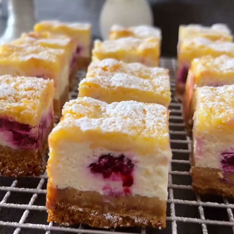 Image of Kırıntı üstünü quark dolgusunun üzerine eşit şekilde serpin.