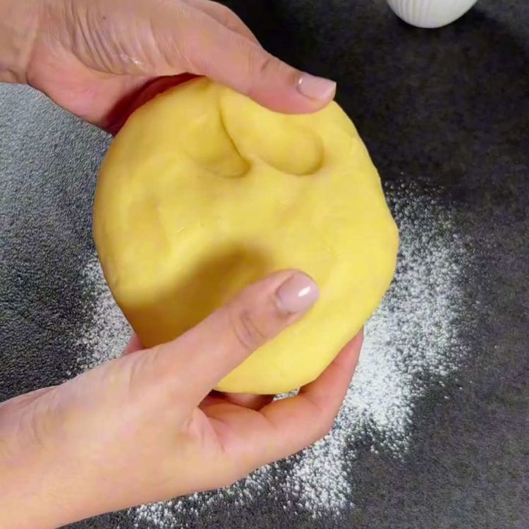 Image of Adăugați făina, praful de copt și un praf de sare...