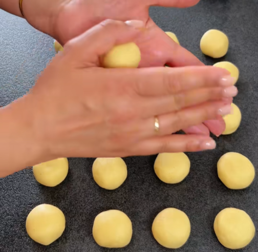 Image of După ce s-a răcit, scoateți aluatul din frigider și formați-l...